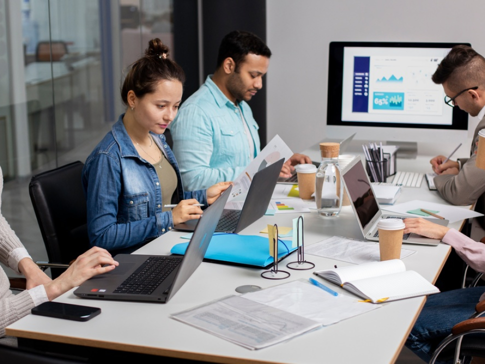 modern-equipped-computer-lab (1) (1)